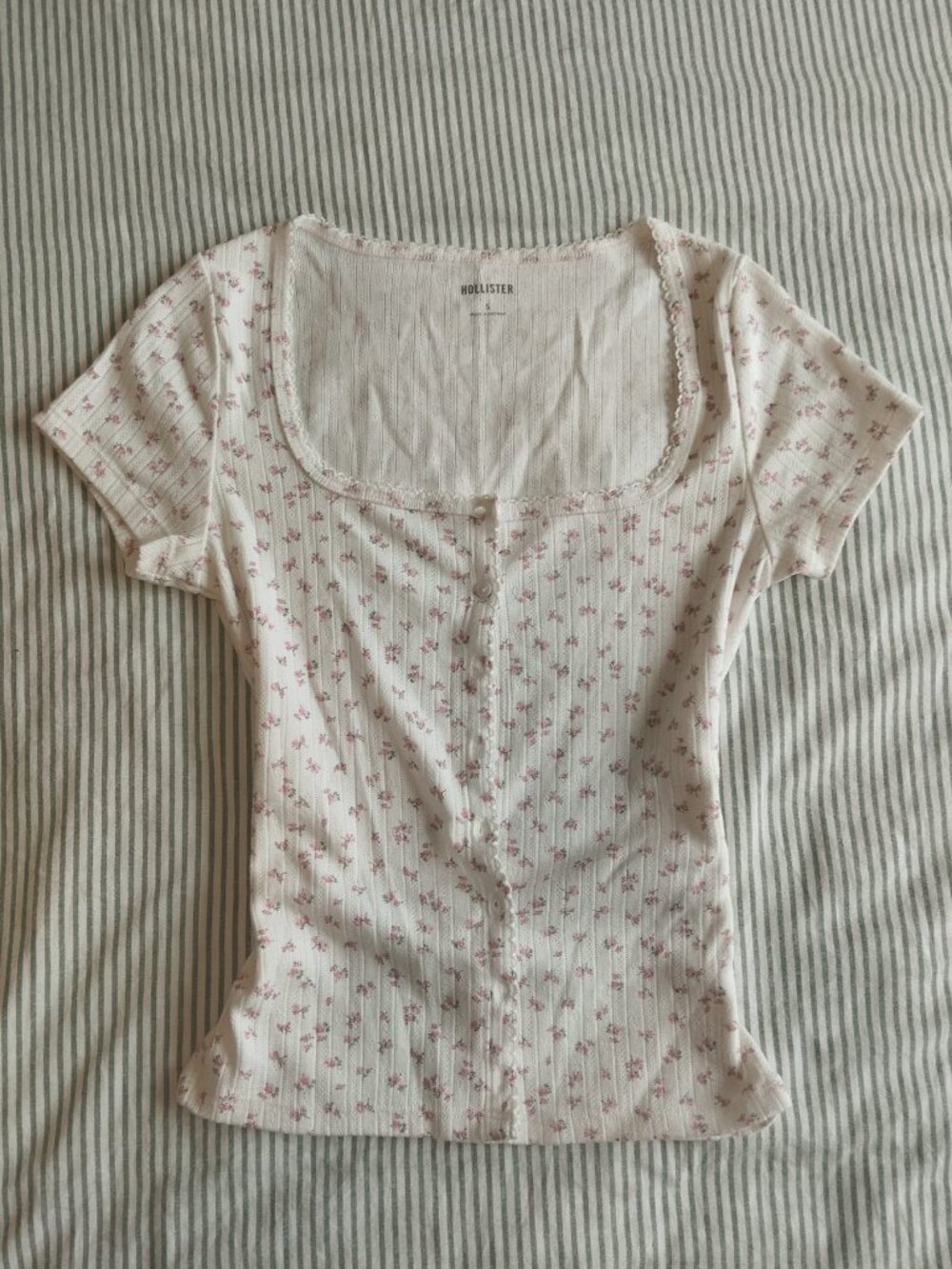 hollister floral button-up short sleeve